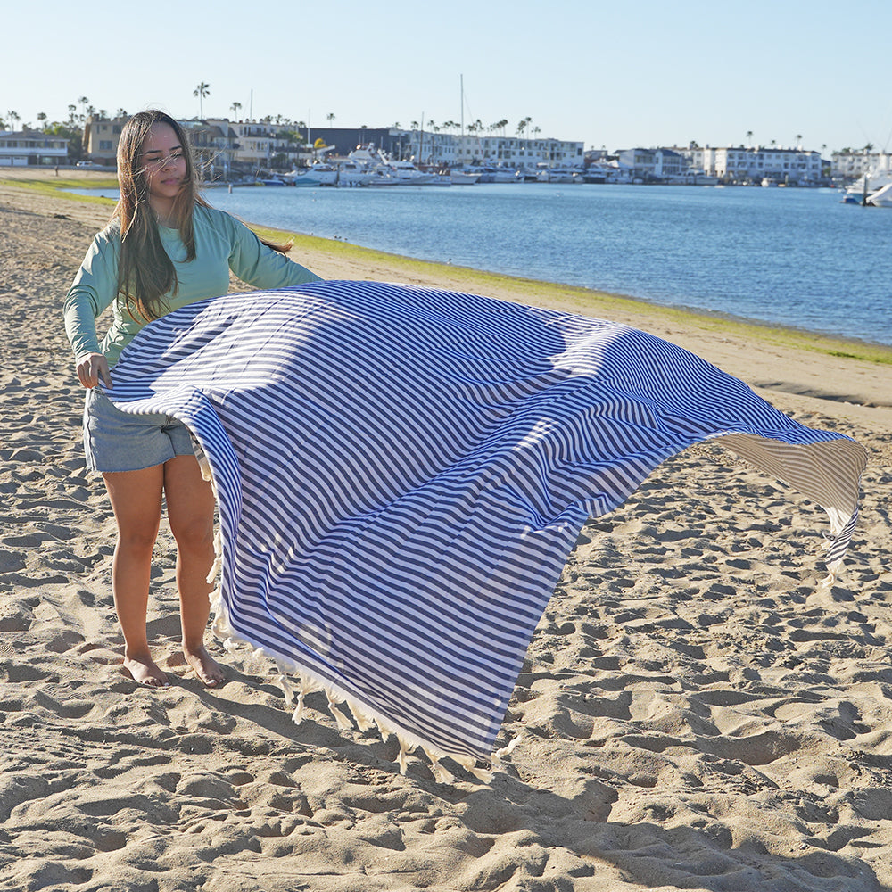 NIXY Extra Large Turkish Cotton Beach Towel easily getting the sand off with one snap